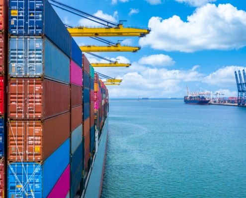 Containervaart ontregeld: Forse oorlogstoeslagen en boekingsstop door conflict Iran
