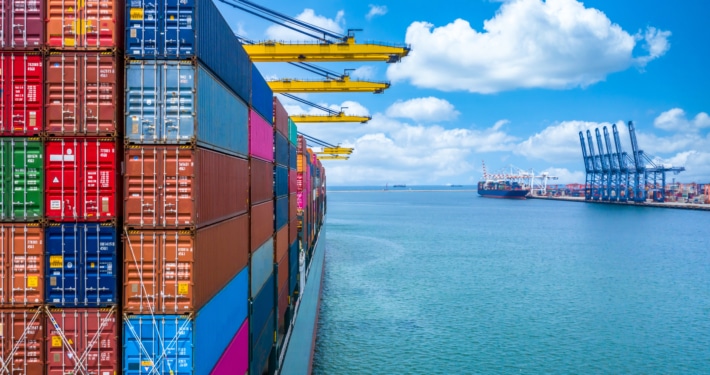 Containervaart ontregeld: Forse oorlogstoeslagen en boekingsstop door conflict Iran