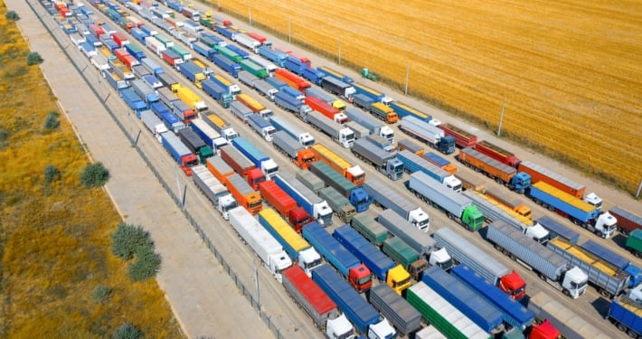 Europese noodmaatregelen tegen energiecrisis: Logistieke sector geconfronteerd met 'slow steaming' en snelheidslimieten